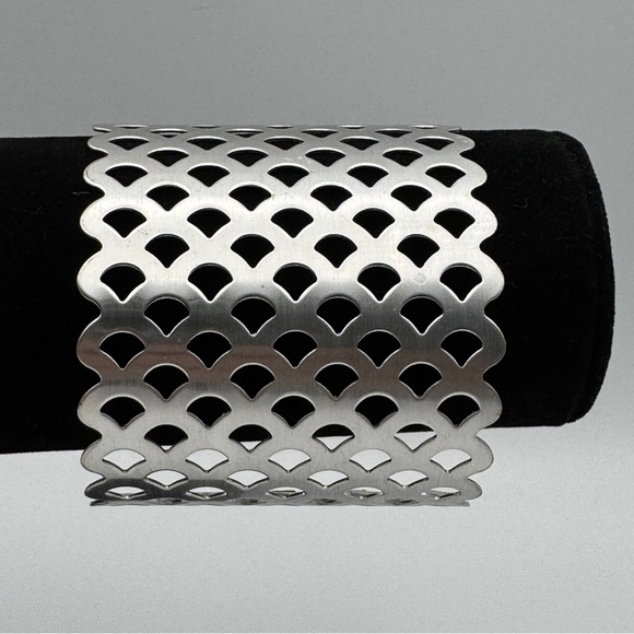 ✨ Wide Silver Tone Cuff Bracelet 2.5” Geometric Cutout Scallop Modern Jewelry - Picture 1 of 4
